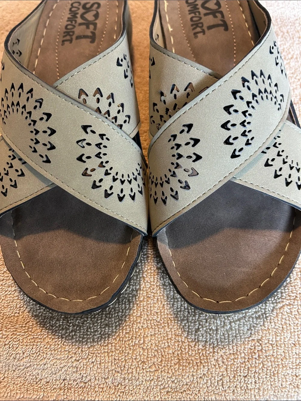 NWOT Soft Comfort Women's Olive Green Crisscross Slide Sandals - Picture 2 of 6